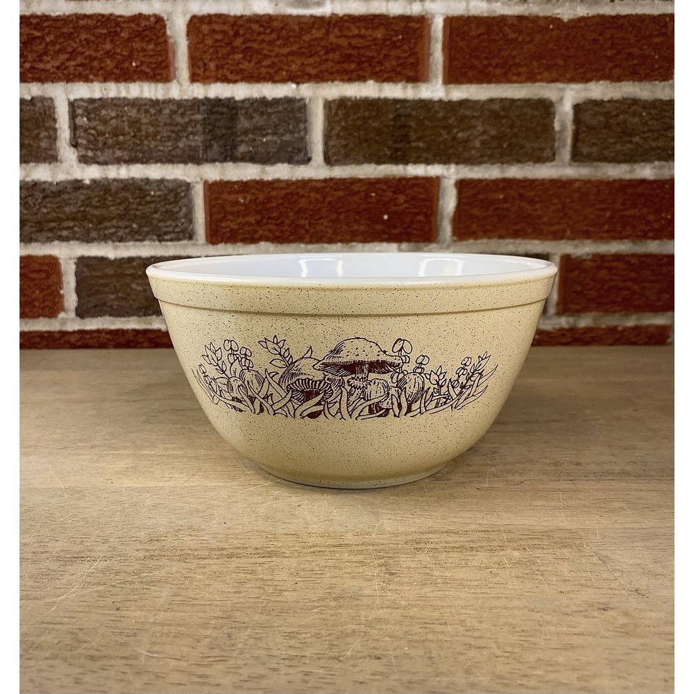 Vintage Pyrex Forest Fancies Mushroom 402 Bowl 1.5 Pint Glass Mixing Tan